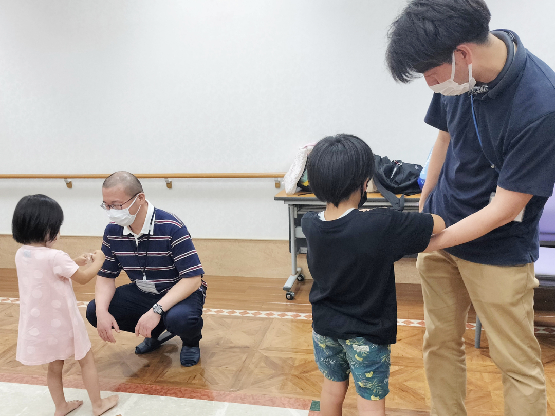 スタッフと子供たちがコミュニケーションをとっている写真