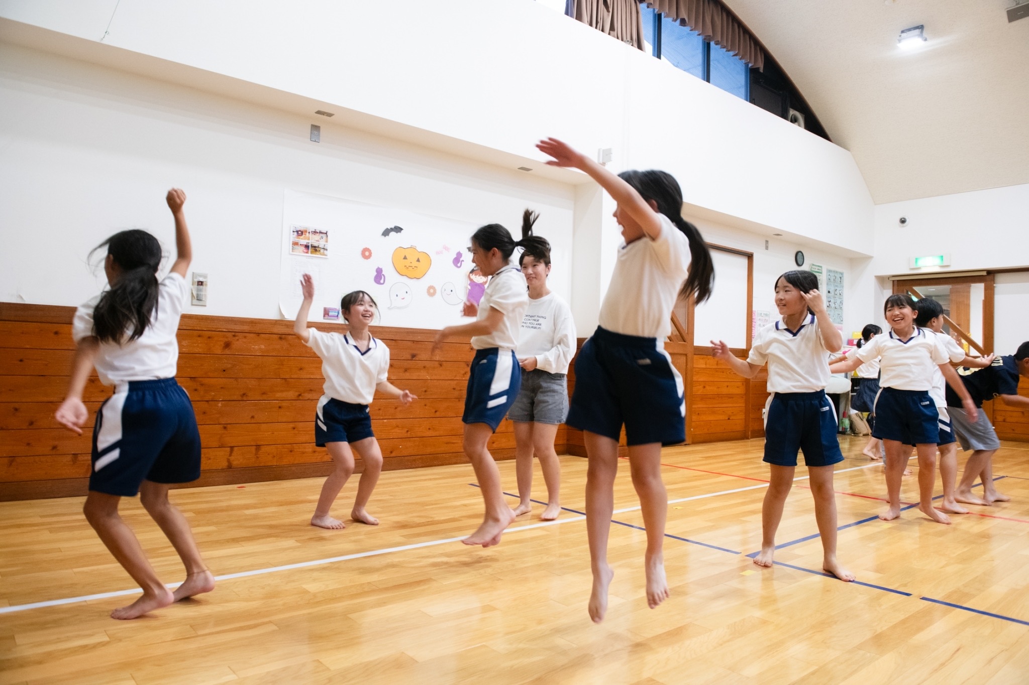 異なる年齢の小学生が交流する様子