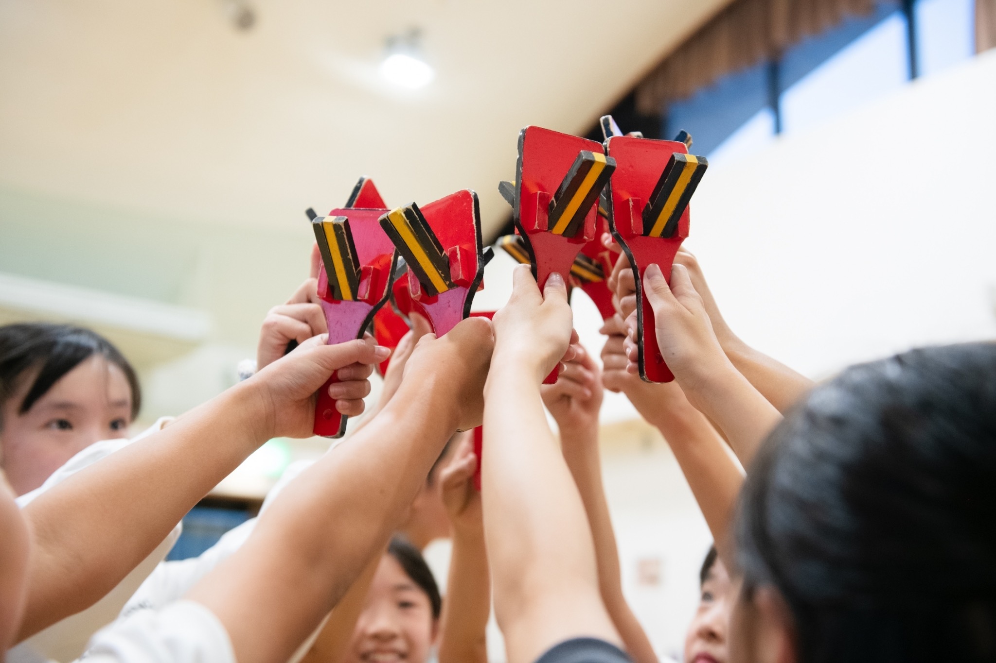 小学生による「よさこいソーラン」の写真