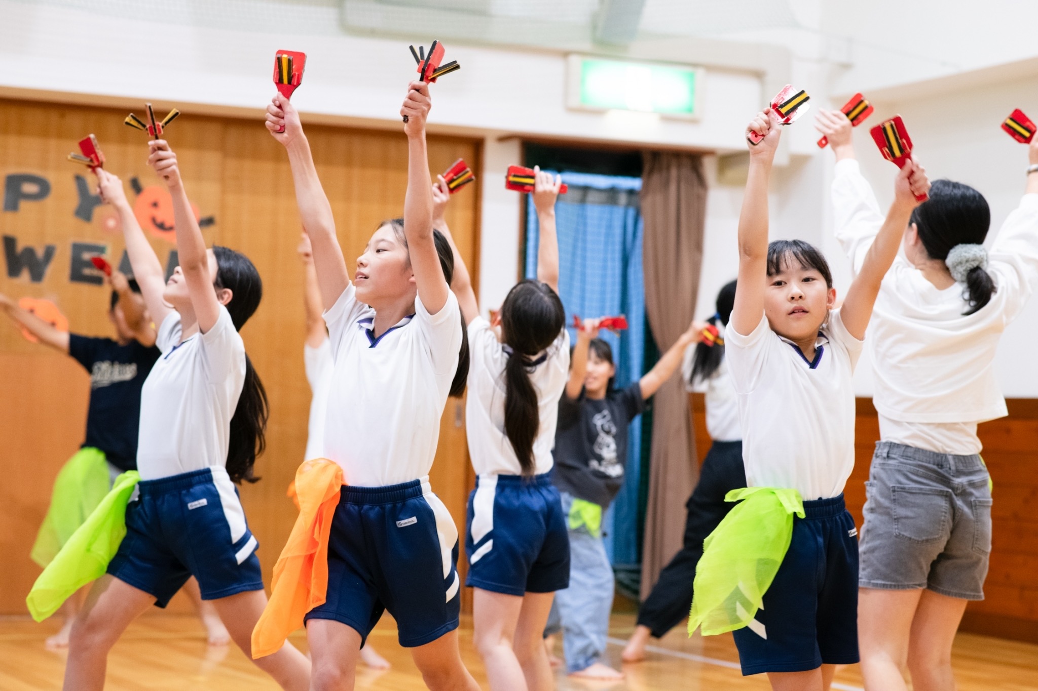 小学生による「よさこいソーラン」の写真