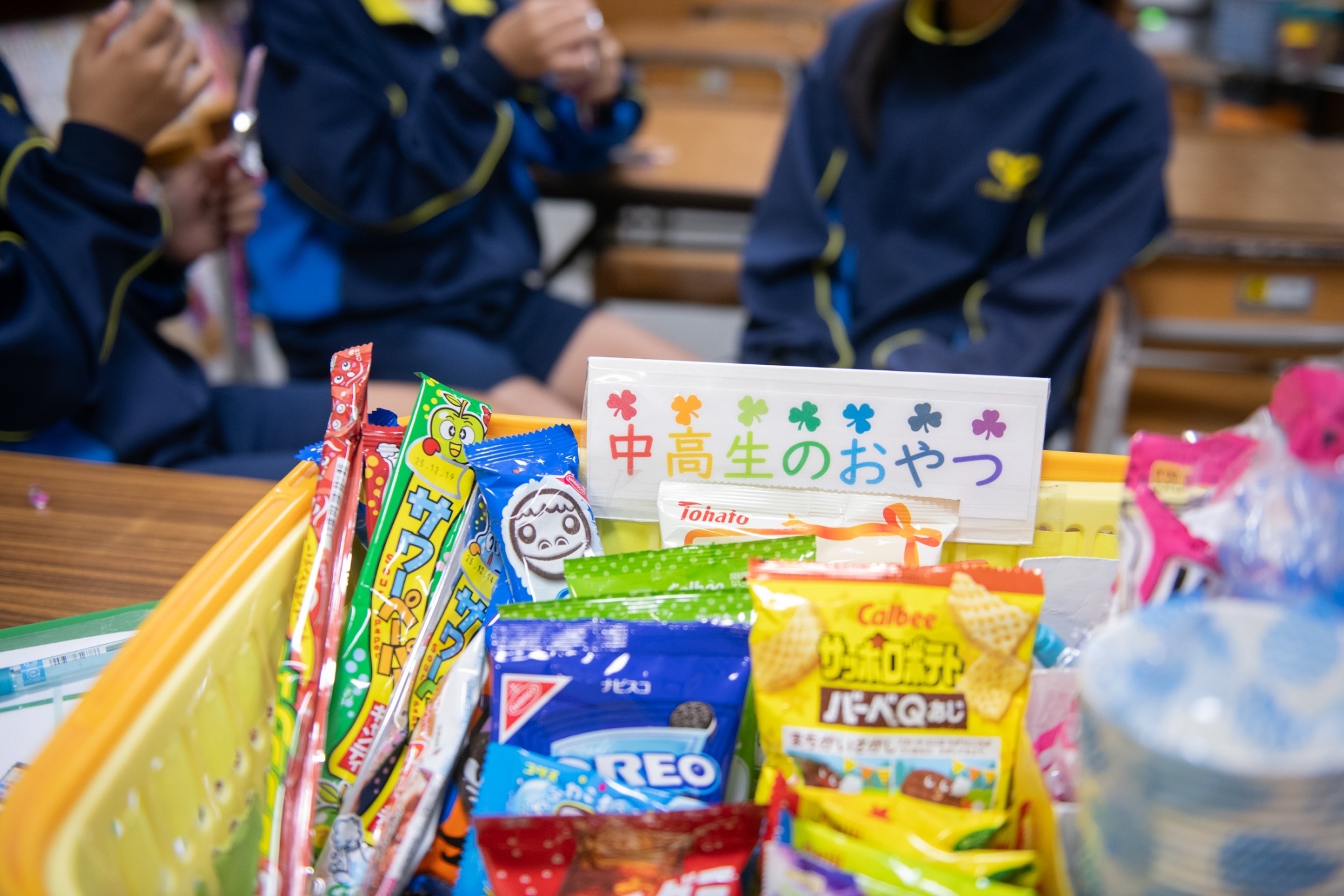 図書室でおやつを食べる様子