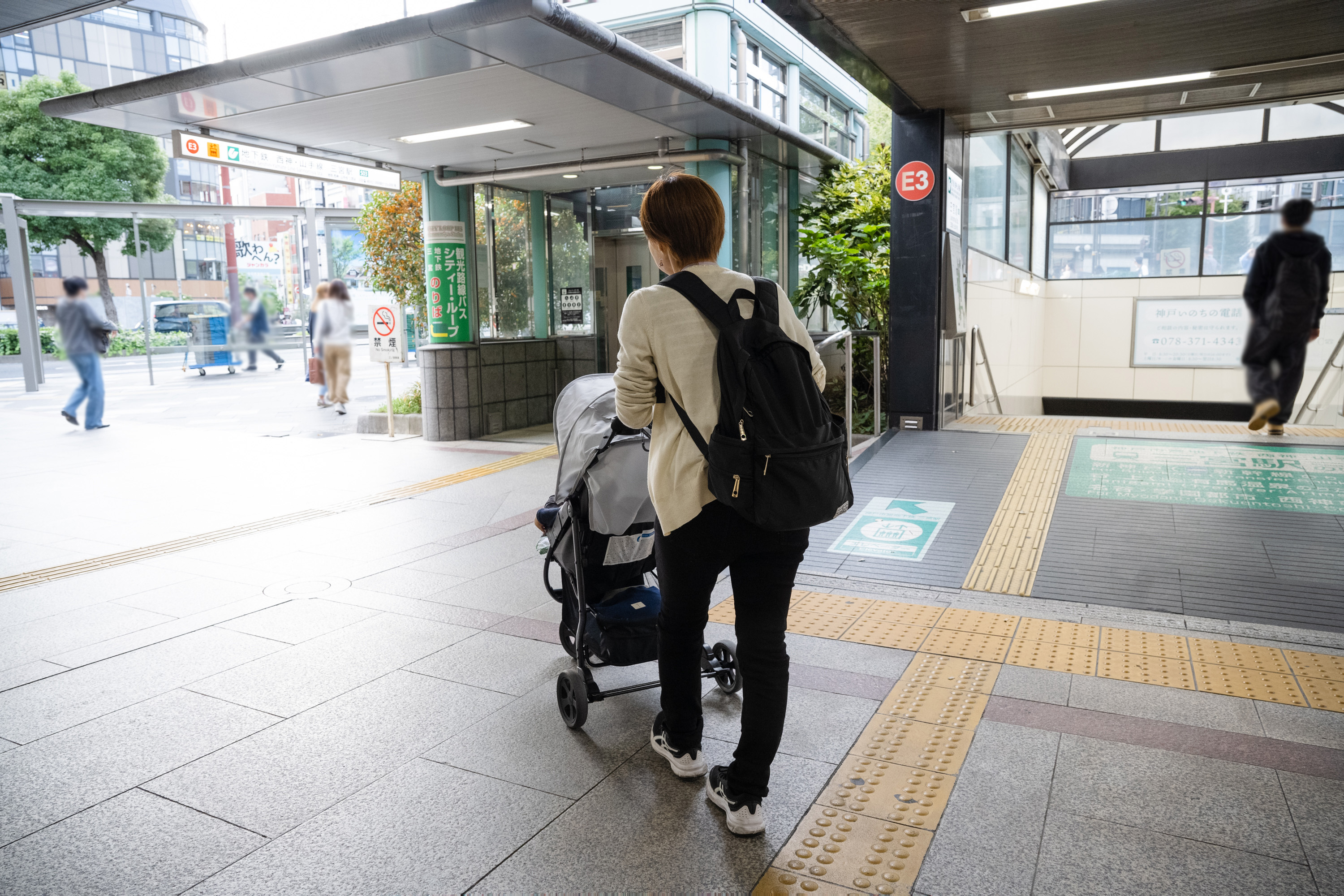 地下鉄行きの階段の隣にあるエレベーター前の写真