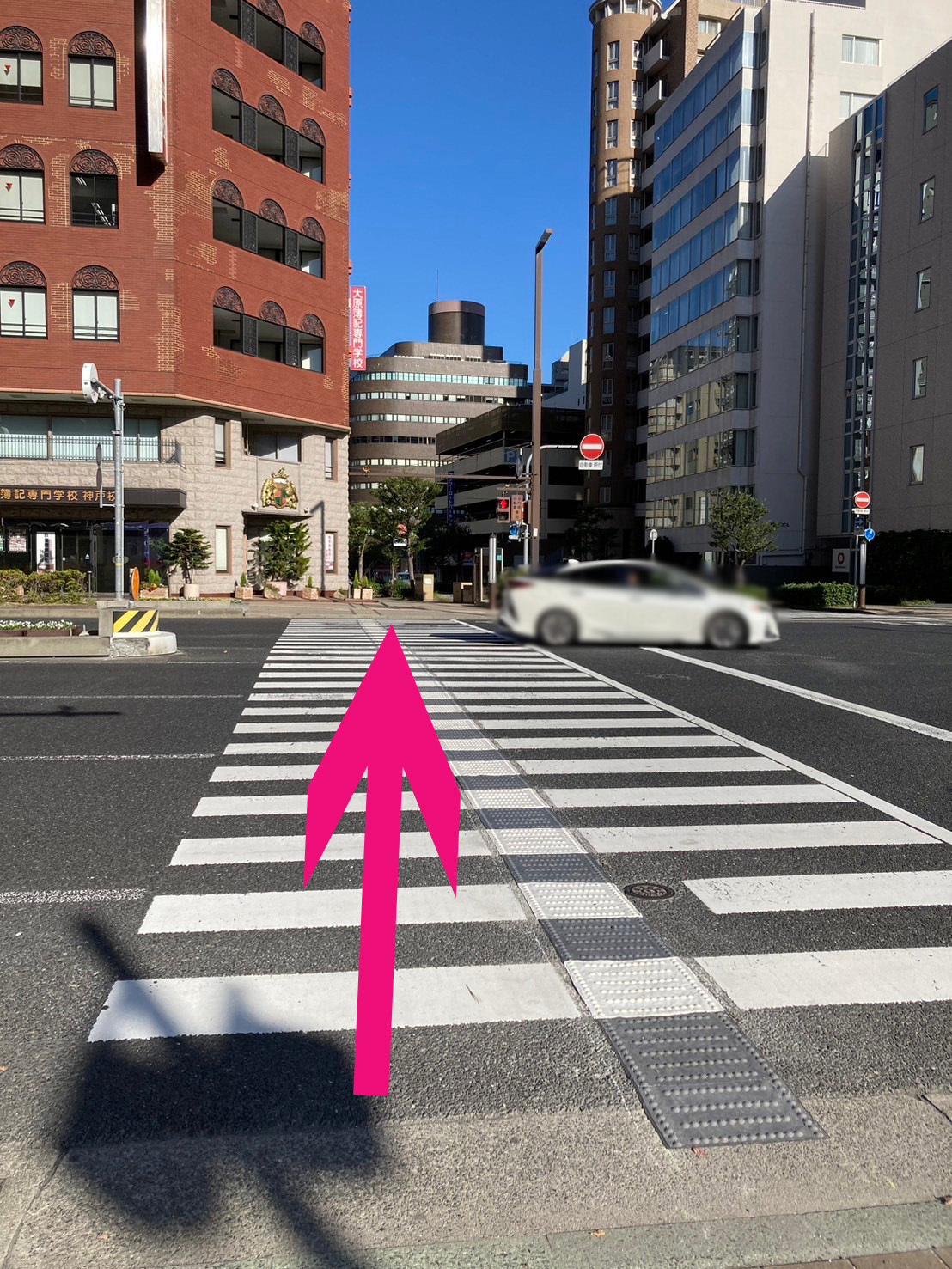 フラワーロードの横断歩道の写真