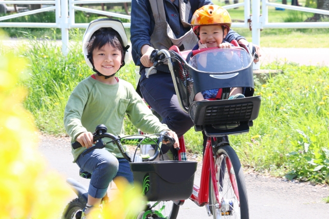 親子が自転車に乗っている画像