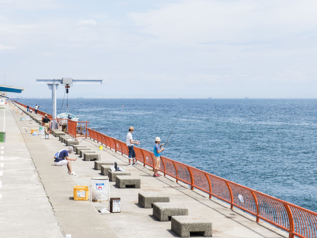 海で釣りをしている人たちの写真