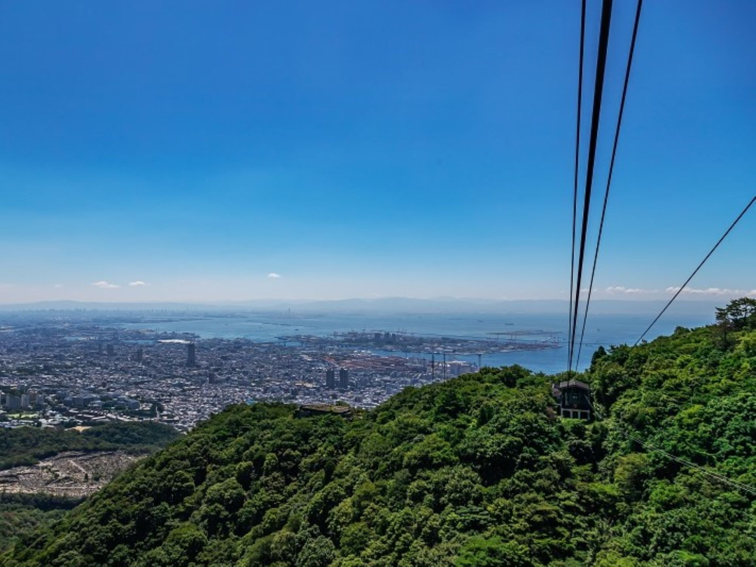 山の上から見た景色が映っている写真