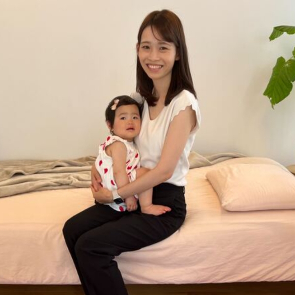 11か月の子供を抱えている女性の画像
