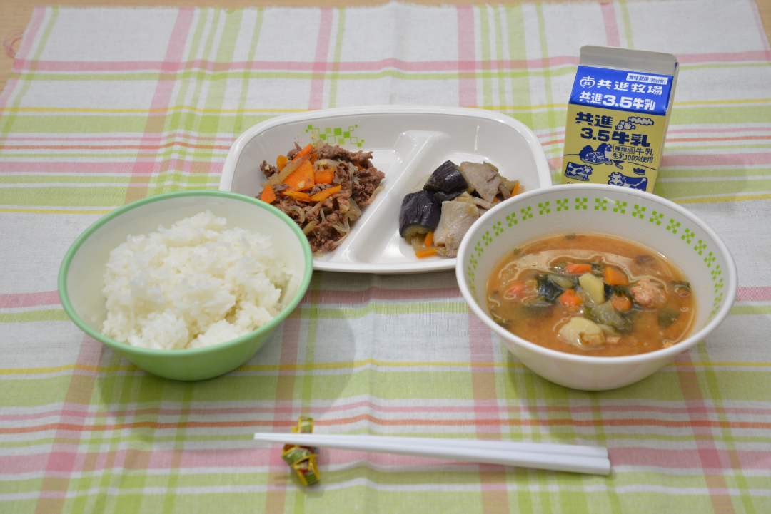 スープやおかずが並んだ中学校給食の写真