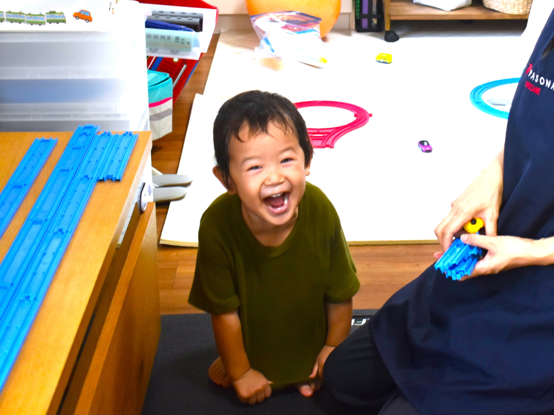 子供が遊んでいる中で見せた笑顔の写真