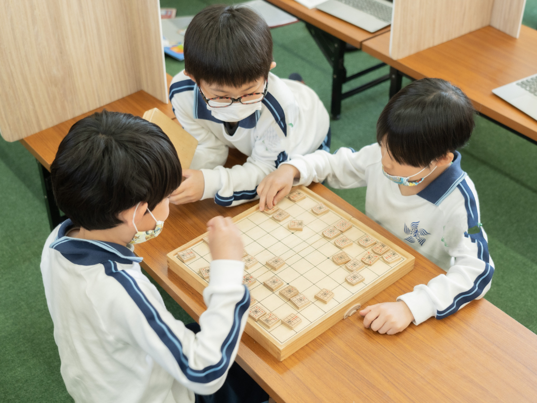 将棋を楽しんでいる子供たちの写真