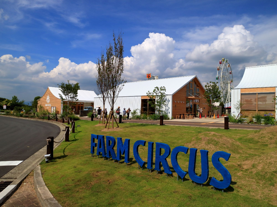 芝生の上に「FARM CIRCUS」と書かれたオブジェが建てられている写真