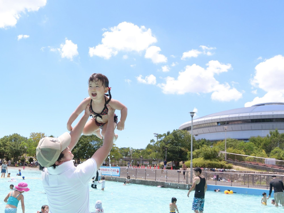 水遊びを楽しんでいる親子の写真