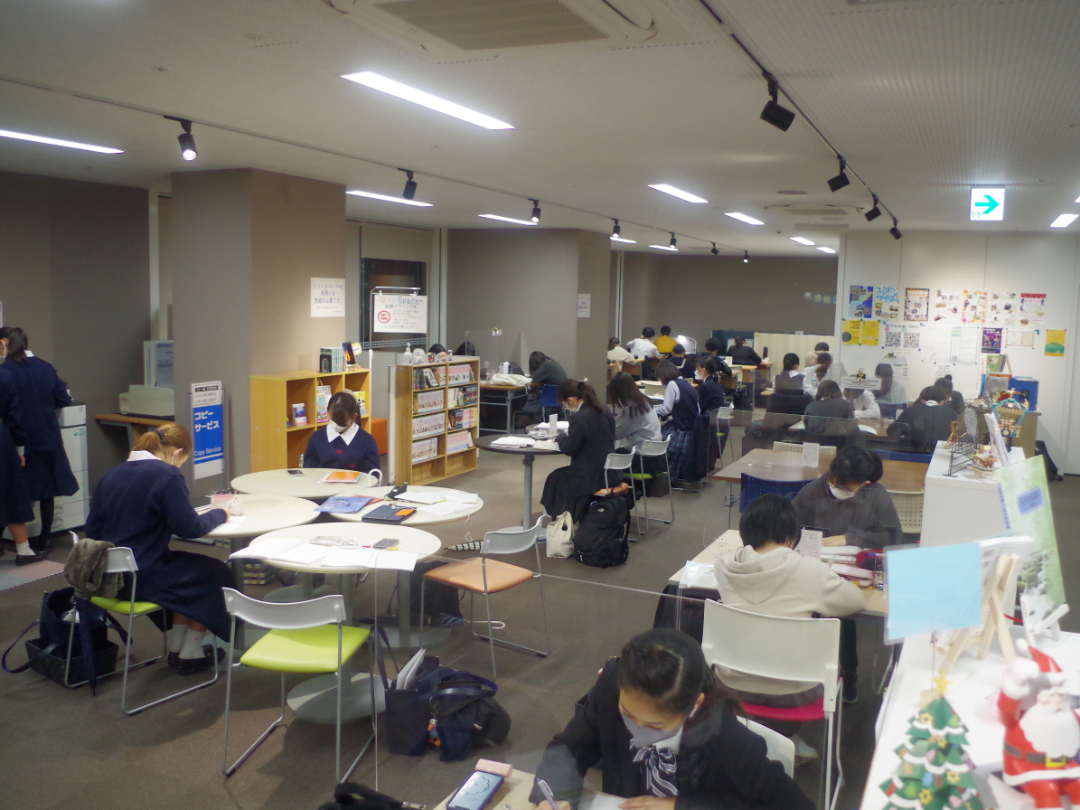 施設内を俯瞰で撮影した写真。多くの学生が作業を行っている。