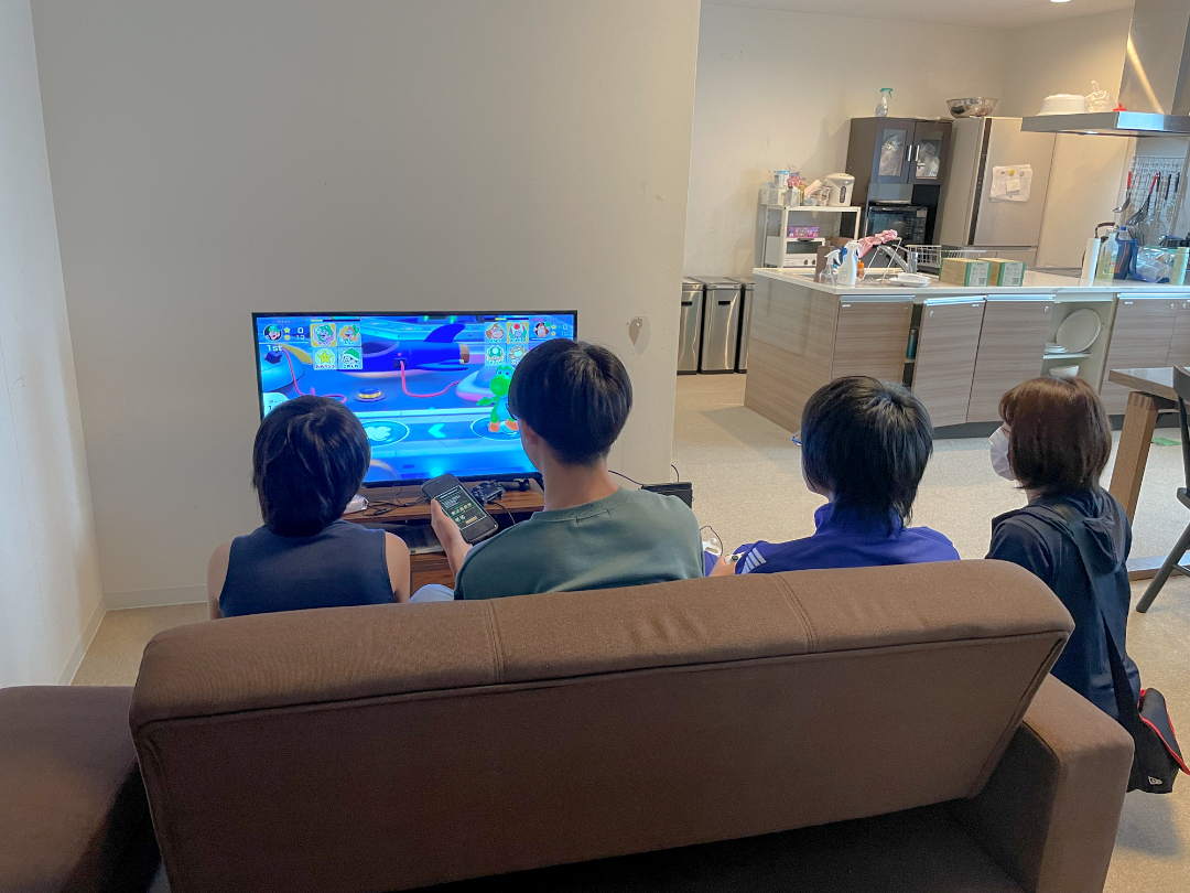 子供たちが施設内でテレビゲームを楽しむ写真