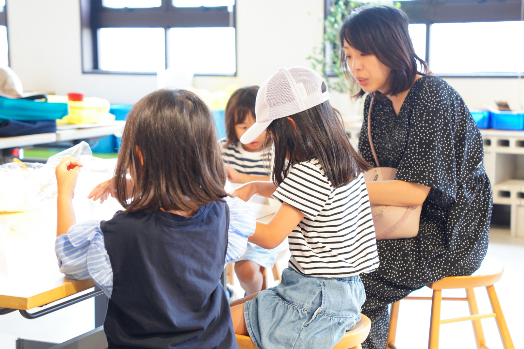 ワークショップを楽しむお母さんと子供たちの写真