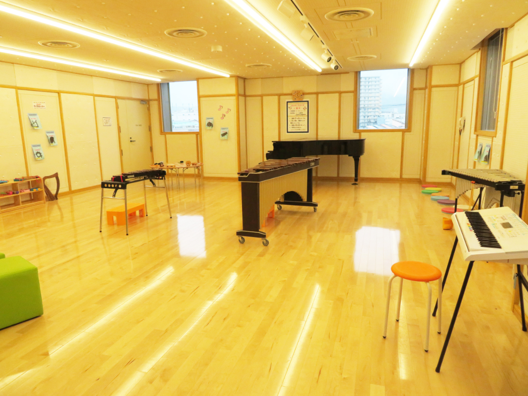 キーボードや木琴など、楽器が並ぶ音楽スタジオの写真
