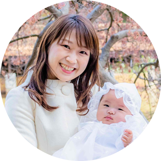 井窪薫先生がお子さんと笑顔で映っている写真