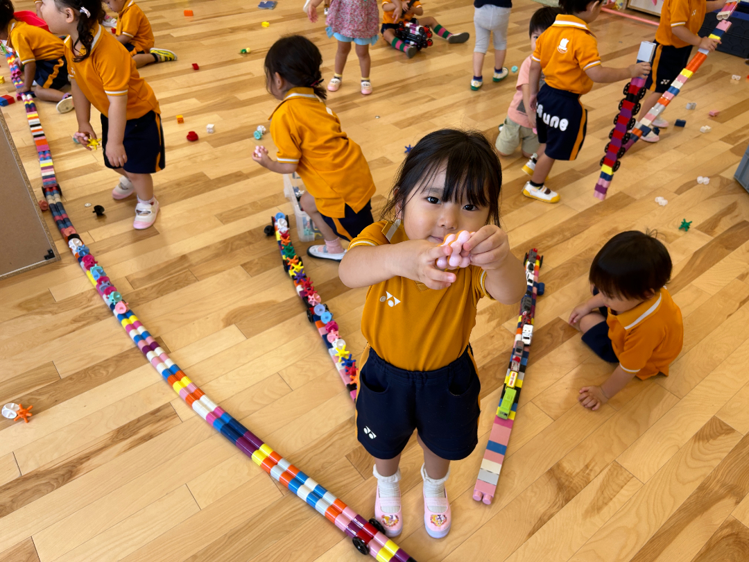 遊んでいるおもちゃを見せてくれる子供の写真