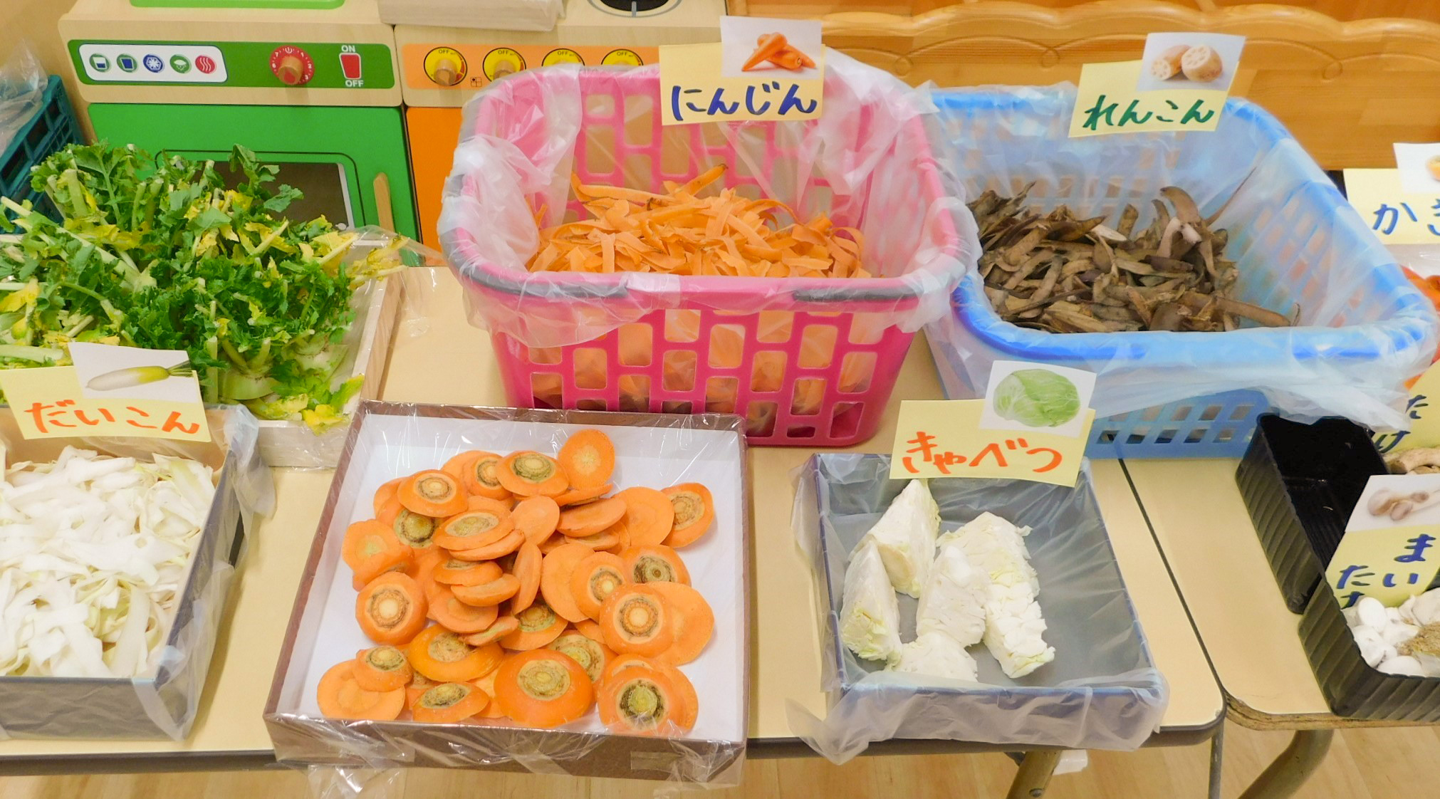 皮や種などの野菜くずが箱に入っている写真